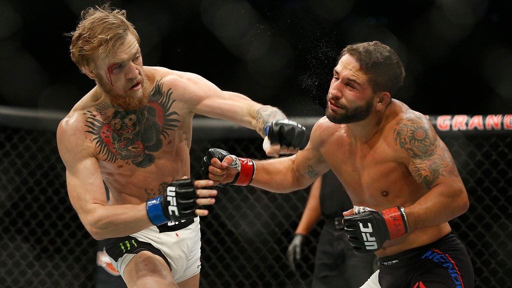 Chad Mendes (oik.) sai selkäsaunan Conor McGregorilta vuosi sitten.