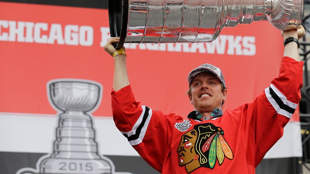 Brad Richards pelasi NHL-urallaan Chicagossa, Detroitissa, Tampa Bayssa, Dallasissa ja NY Rangersissa. Tässä hän juhlii Stanley Cupia kesäkuussa 2015.