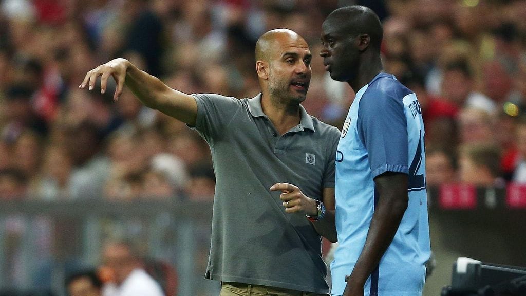 Pep Guardiola ohjeisti Yaya Toureta ottelun tuoksinassa.