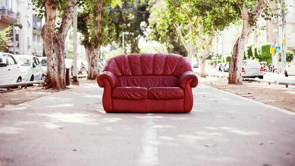 Punainen nahkasohva.
