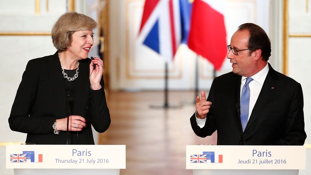 Britannian ja Ranskan pääministerit Theresa May ja Francois Hollande keskustelivat torstaina 21. heinäkuuta Pariisissa.