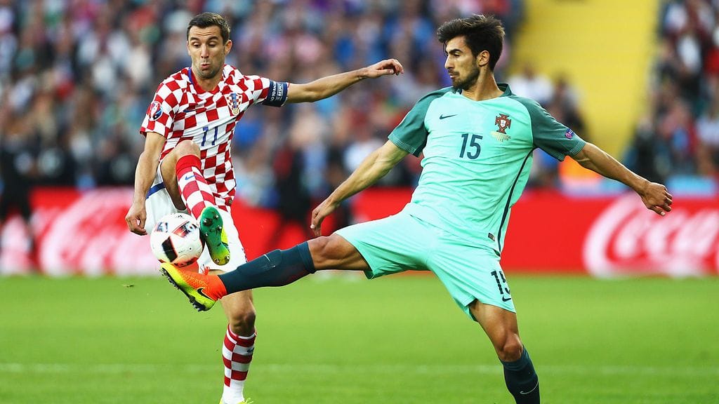 Andre Gomes (oik.) EM-viheriöllä.