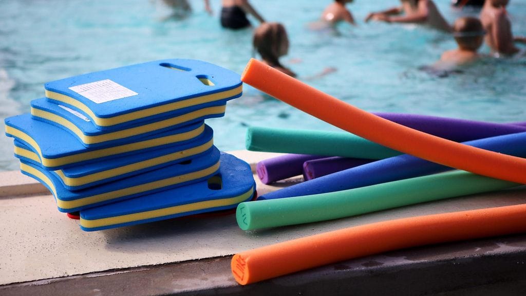 Kyselyn mukaan uimaopetuksen määrä ei riipu yksinomaan kunnan koosta tai siitä, onko kunnassa uimahallia vai ei.