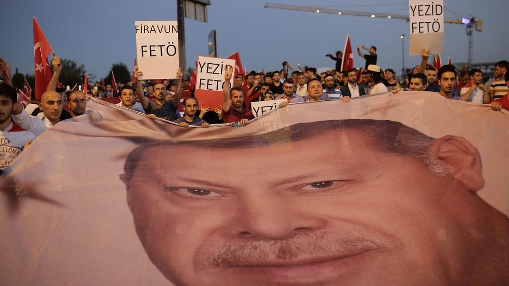 Turkin presidentin Recep Tayyip Erdoganin kannattajat osoittivat mieltään Bosborin sillalla Istanbulissa 21.7.2016.