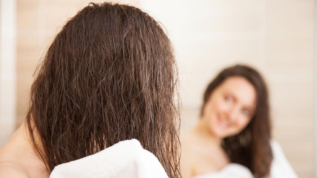 Märkien hiusten voimakas hankaaminen on yksi syy katkeileviin hiuksiin.