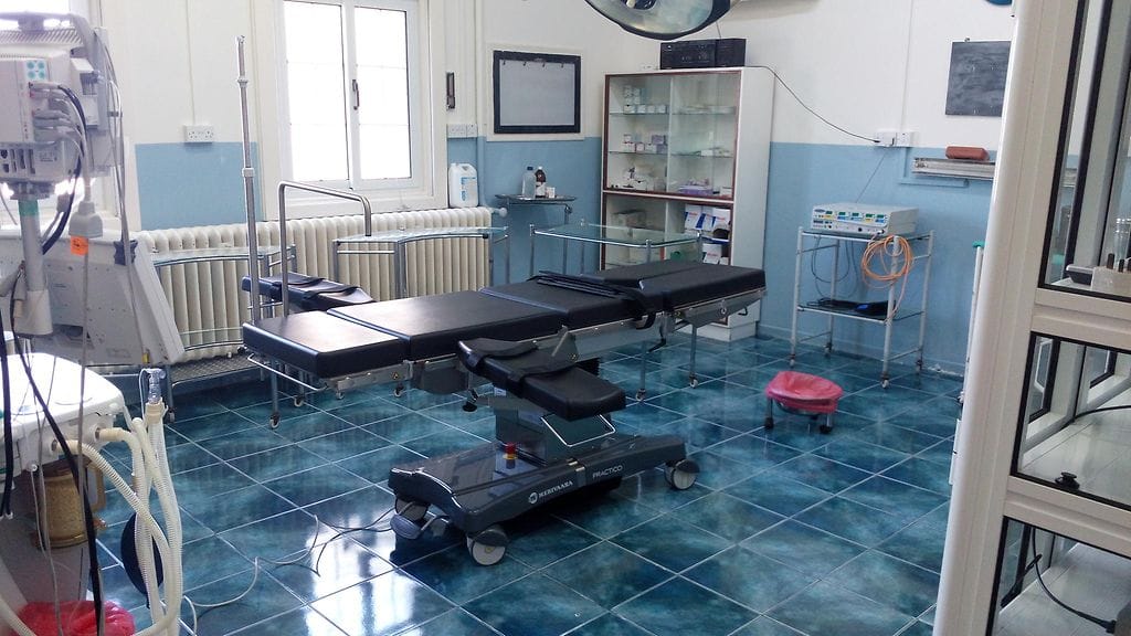 KERTAKÄYTTÖ Leikkauspöytä