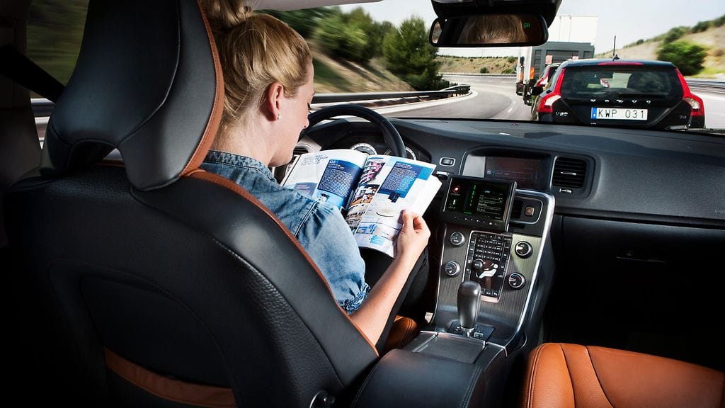 Autonomisessa autossa kuljettajan ei tarvitse keskittyä ajamiseen.