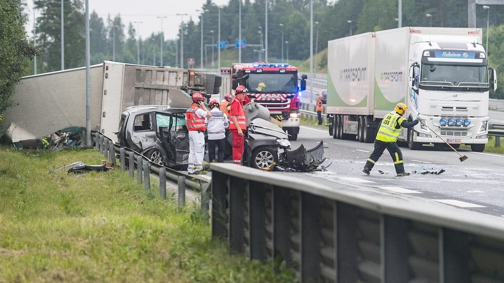 Kaksi henkilöä menehtyi liikenneonnettomuudessa 3-tiellä Hämeenlinnassa 22. heinäkuuta 2016.