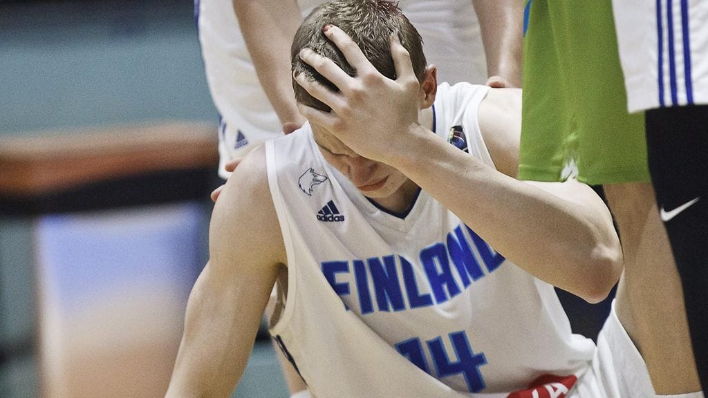 Suomen tähtipelaaja Lauri Markkanen sai haavan päähänsä toisella neljänneksellä.