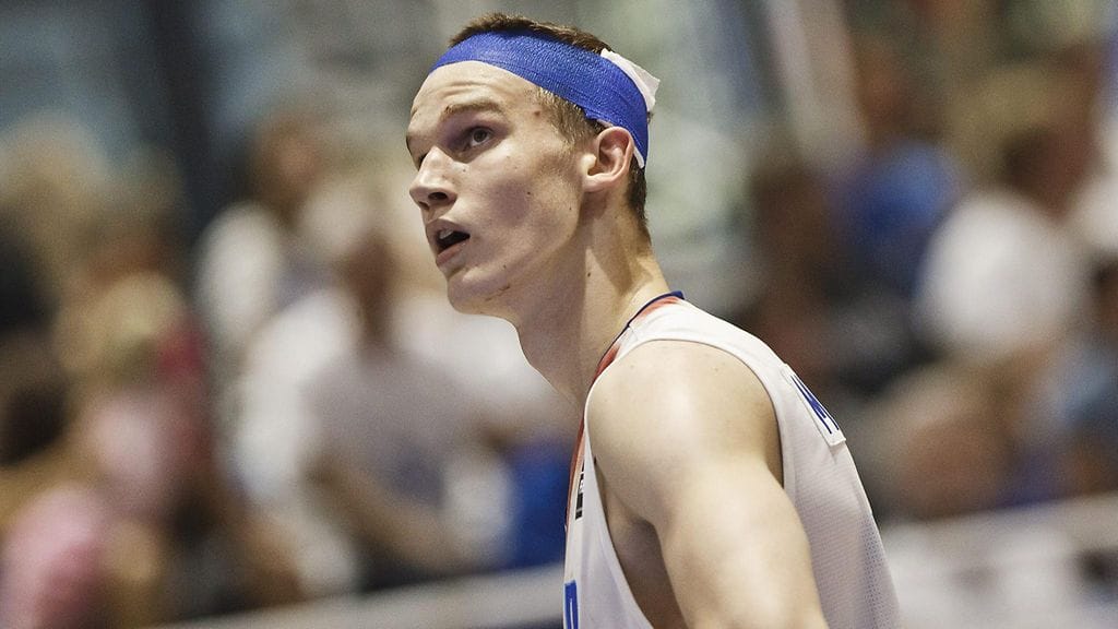 Lauri Markkanen pystyi jatkamaan peliä paikkailujen jälkeen.