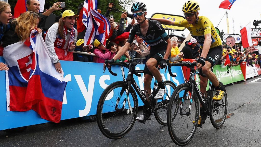 Wout Poels (vas.) auttoi Touria johtavaa tallikaveriaan Chris Froomea etapin lopussa.
