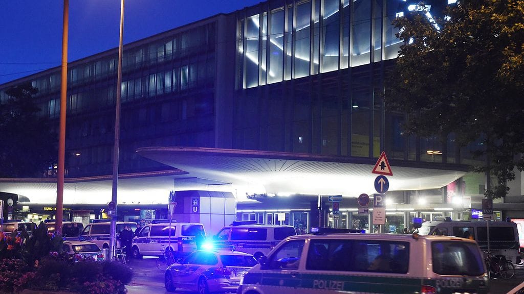 Yhdeksän kuoli ampumisessa ostoskeskuksessa Münchenissä.