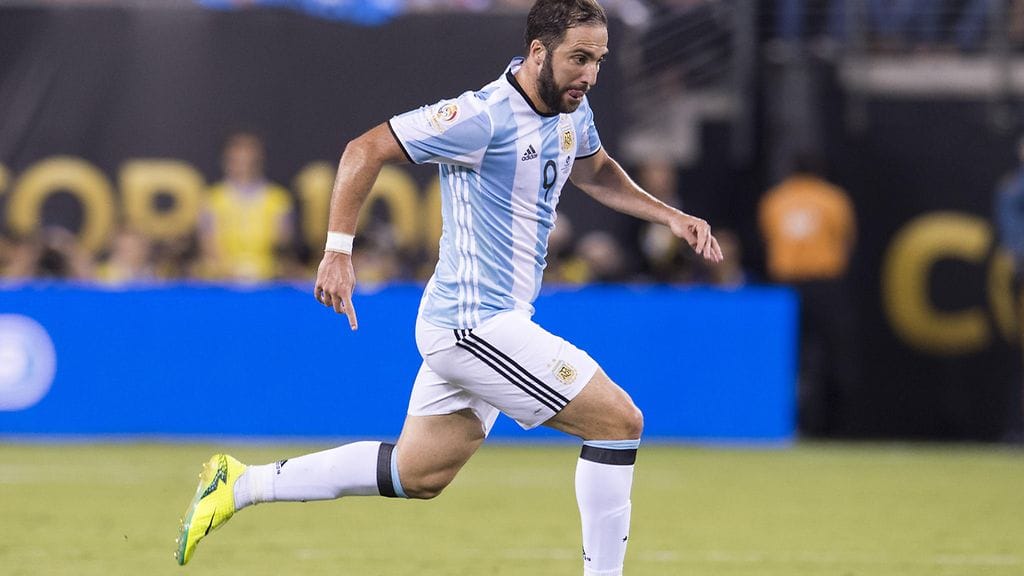 Gonzalo Higuain voitti viime kaudella Italian Serie A:n maalikuninkuuden.