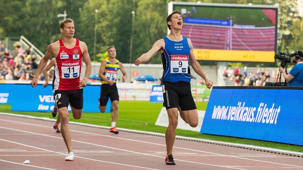 Oskari Mörö (vas.) seurasi takavinkkelistä Ville Lampisen voitonjuhlia.