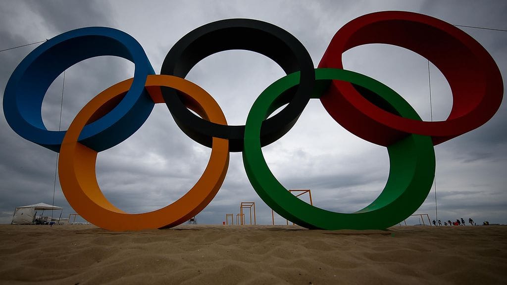 Olympiarenkaat Copacabanan rannalla Riossa.