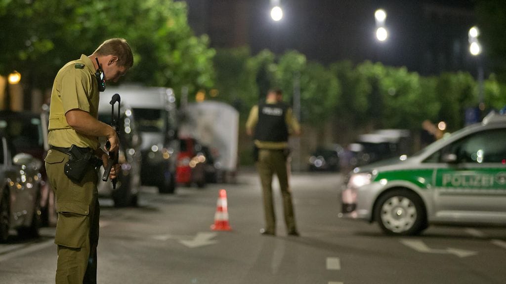 Poliisit partioivat maanantain vastaisena yönä 25. heinäkuuta Ansbachin kaduilla.