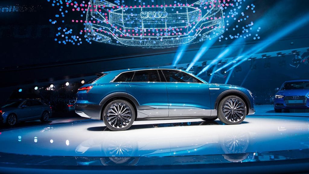 Audi e-tron quattro concept esiteltiin viime vuonna Frankfurtin kansainvälisessä autonäyttelyssä. Tuleva sähkömaasturi perustunee vahvasti tähän konseptiin.