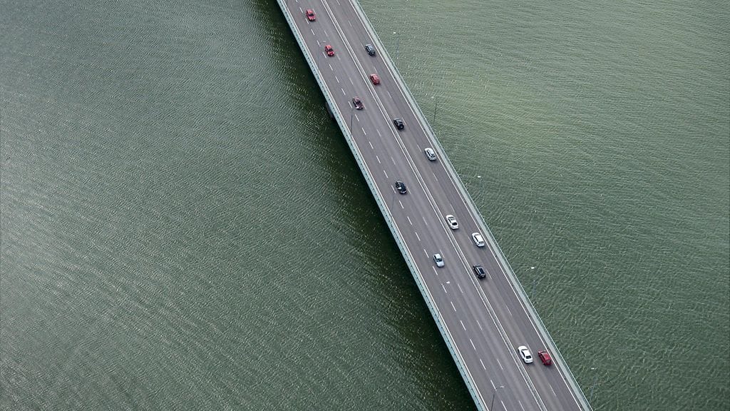 Länsiväylän silta Helsingissä Lauttasaaren ja Salmisaaren välillä helikopterista kuvattuna.