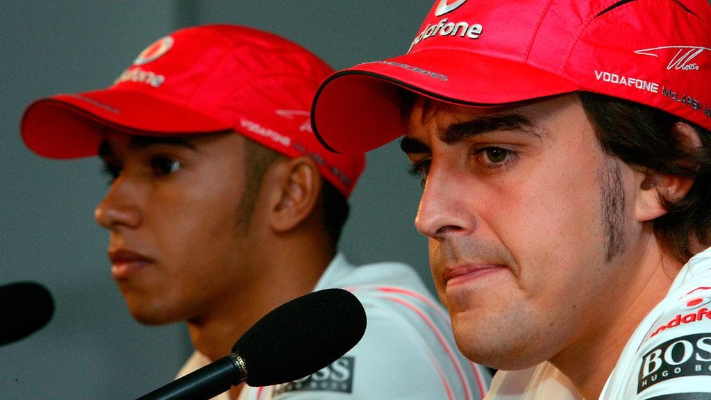 Fernando Alonso (oik.) ja Lewis Hamilton ajoivat tallikavereina McLarenilla kaudella 2007.