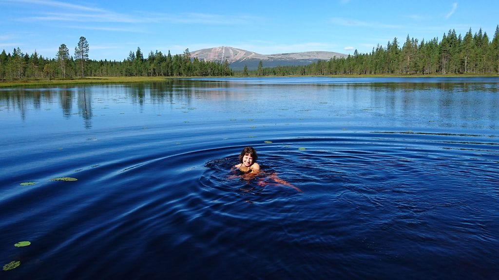 Kesäuintihaasteeseen osallistuva Niina Sorsa kartutti järvikokoelmaansa myös Lapin reissullaan. Taustalla siintää Yllästunturi.