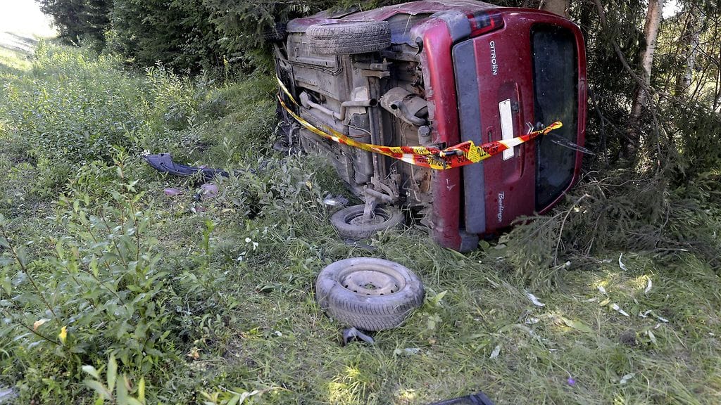 Onnettomuusauto Kokkolan Kälviällä 26. heinäkuuta 2016. Kälviällä Kokkolan kunnassa kuoli aamulla ulosajossa yksi ja loukkaantui neljä noin 15-vuotiasta poikaa.