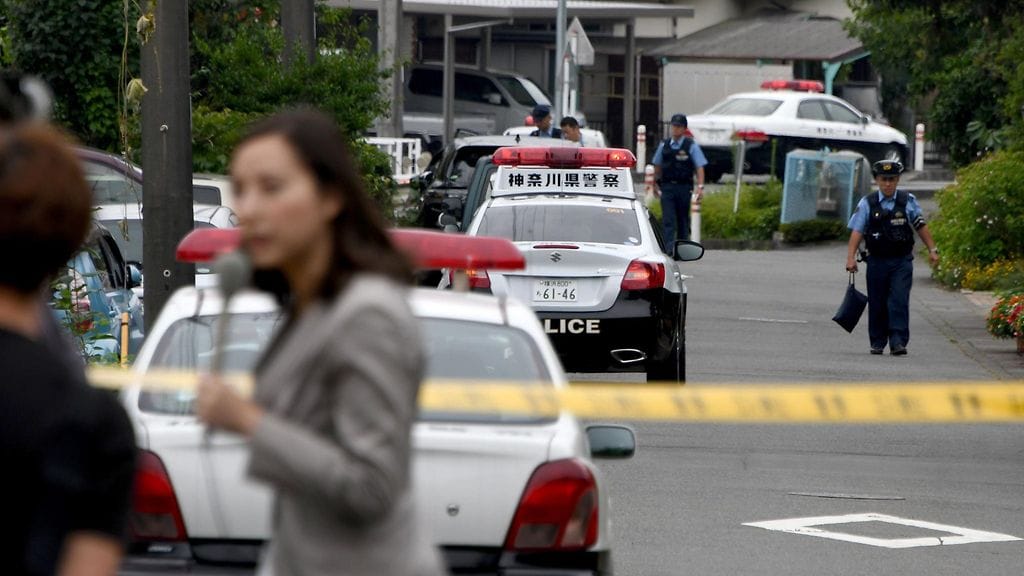 Japanissa Sagamiharan kaupungissa ainakin 19 ihmistä kuoli ja kymmenet saivat vammoja, kun vammaiskeskuksen entinen työntekijä hyökkäsi keskukseen veitsen kanssa.