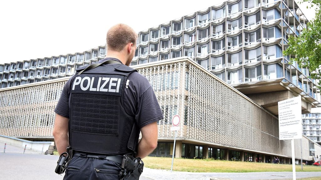 Poliisi partioi Berliinissä Benjamin Franklin-sairaalan ulkopuolella heinäkuussa 2016.
