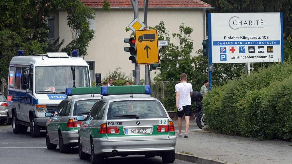 Hälytysajoneuvoja Benjamin Franklin-sairaalan ulkopuolella Berliinissä, jossa ampuminen tapahtui 26. heinäkuuta 2016.