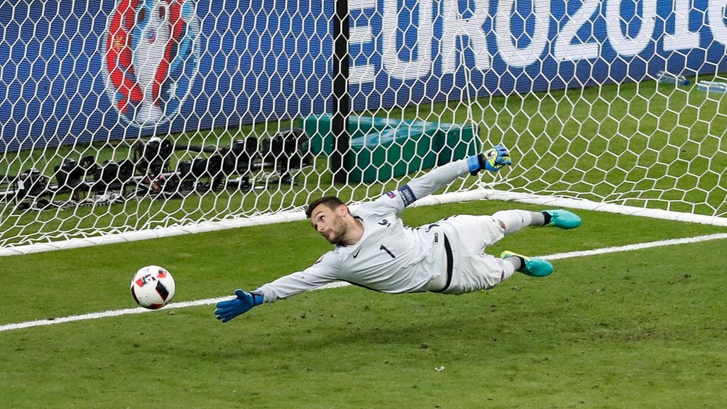 Ederin laukoma pallo painuu Hugo Lloris'n selän taakse.