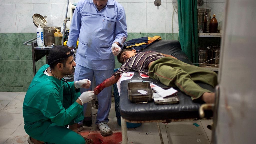 Lääkärit yrittävät pelastaa poikaa aleppolaisessa sairaalassa. Kuva vuodelta 2012.