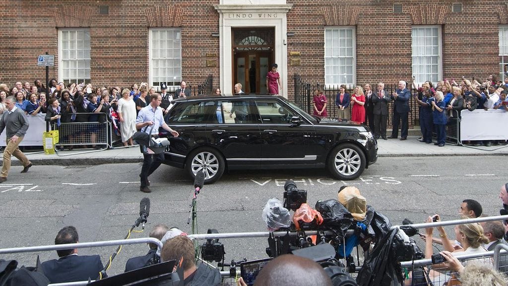 Prinssi William poistumassa synnytyslaitokselta poikansa prinssi Georgen kanssa.
