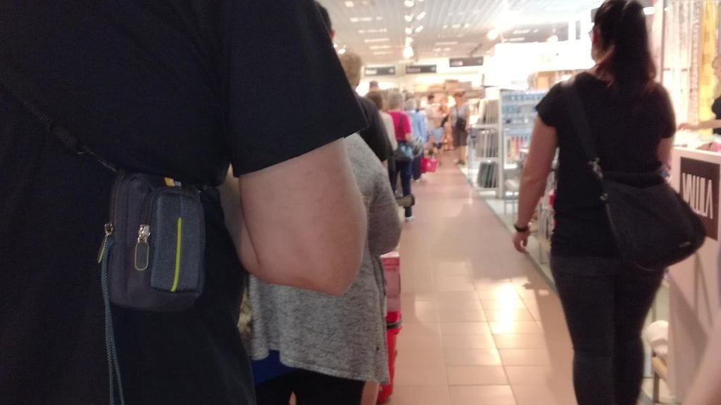 Oulun Anttilassa on erittäin pitkät jonot kassoille jonon loppupäästä oli noin 100 metrin jonot. Kuva: Ville Pikkumäki.
