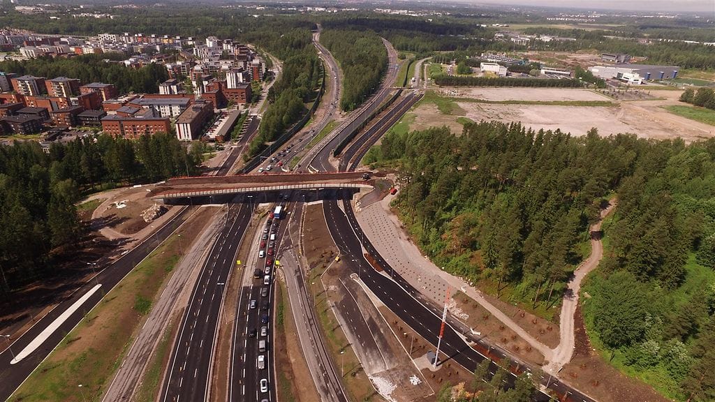 Kehä I:n ylittävä puistosilta on avattu. Kuva kesäkuulta.