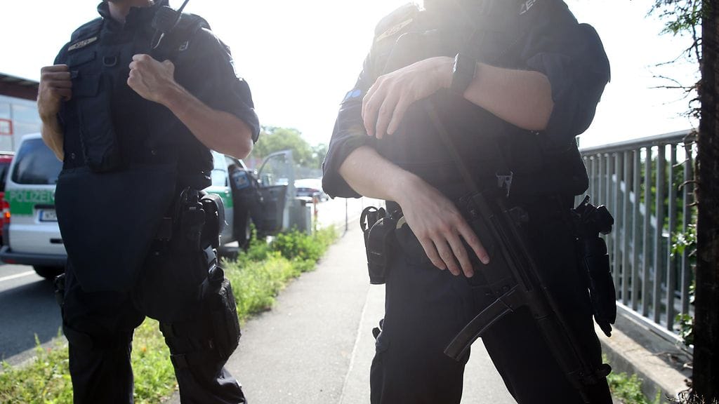 Poliisit partioivat vastaanottokeskuksen lähistöllä Zirndorfissa Saksassa 27. heinäkuuta 2016.