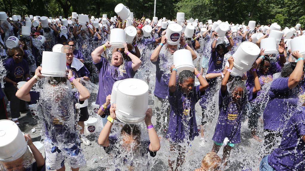 Sadat ihmiset ottivat osaa jäävesihaasteeseen kesälä 2014 New Yorkissa.