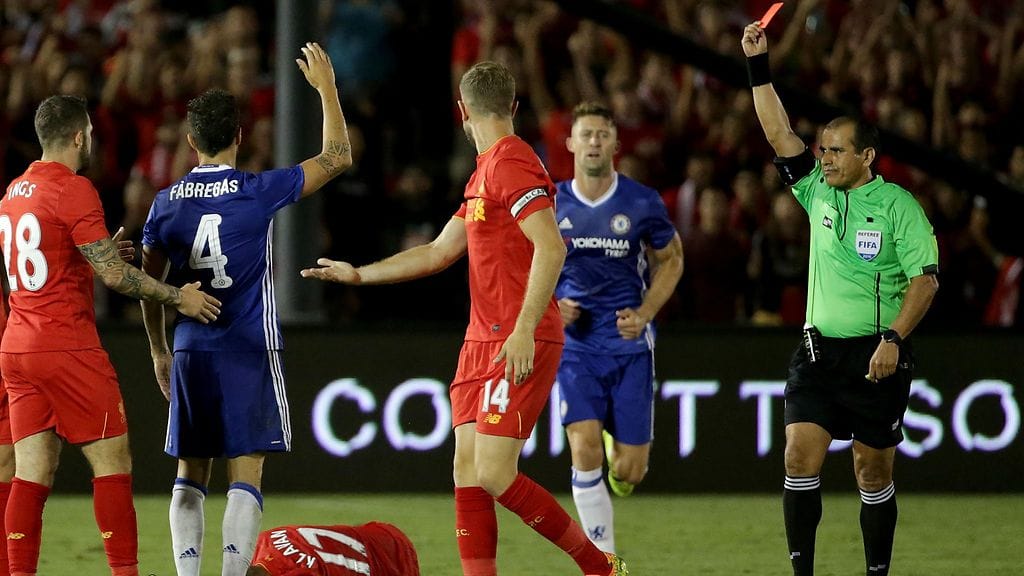 Tuomari näyttää punaista korttia Cesc Fabregasille.