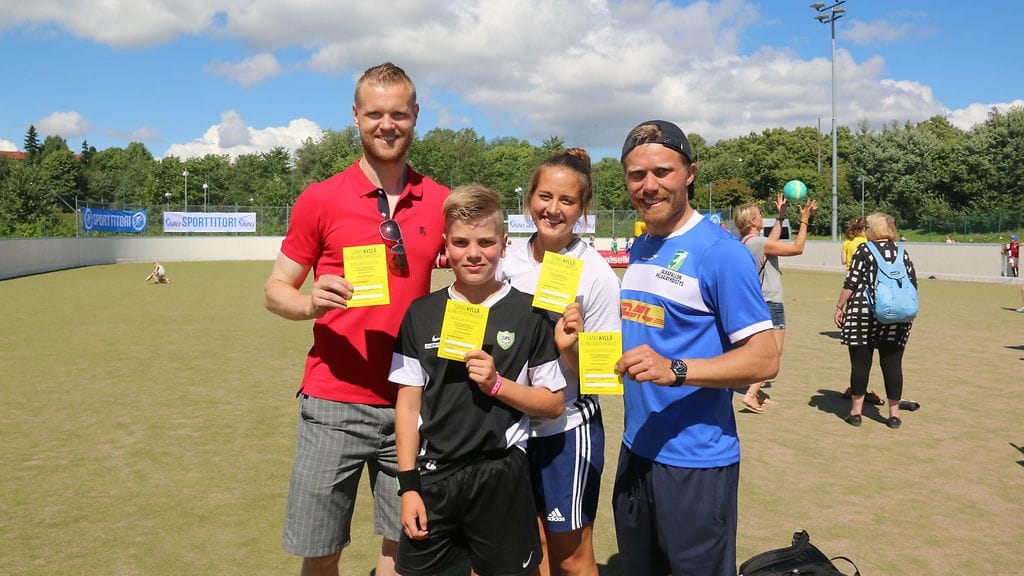 Juho Mäkelä, Antti Sommelo, Panu Autio ja Katarina Naumanen Elinsiirtoliikunnan viikon Sporttitorilla Käpylän urheilupuistossa.