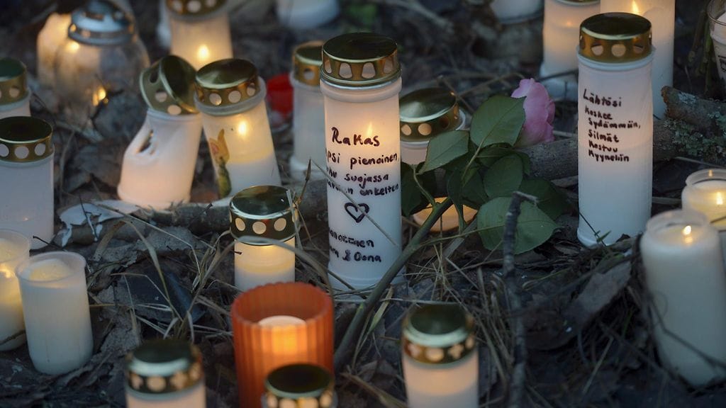 Kynttilöitä onnettomuuspaikalla Vantaalla joulukuussa 2014. Huomattavaa ylinopeutta ajanut kuljettaja törmäsi 9-vuotiaaseen tyttöön, joka menehtyi.