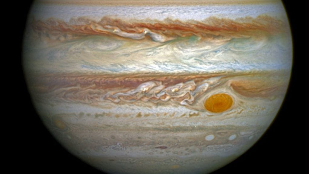Euroopan avaruusjärjestön tänä kesänä julkaisemaa kuvaa Jupiterista. Myös kuuluisa suuri punainen pilkku näkyy kuvassa.