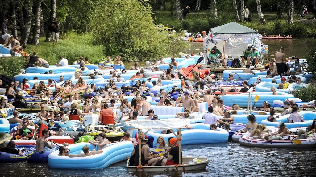 Kaljakellunta-tapahtuman osallistujia Keravanjoella Tikkurilassa Vantaalla 1. elokuuta 2015.