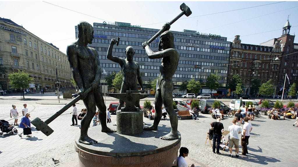 Kolmen sepän patsas sijaitsee aivan Helsingin ydinkeskustassa.