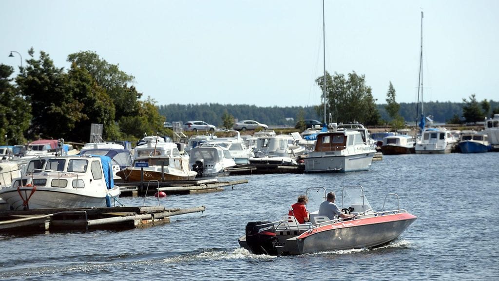 Veneilijöitä ja vapaa-ajan veneitä Kotkan venesatamassa.