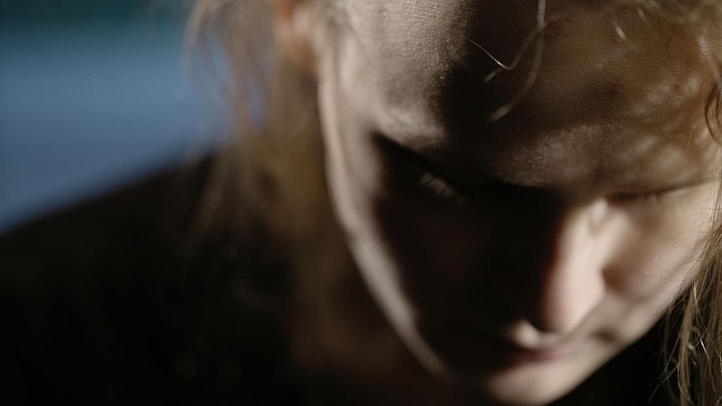 Kaksisuuntaisessa mielialahäiriössä vaihtelevat masennus- ja maniajaksot. Kuvituskuva.