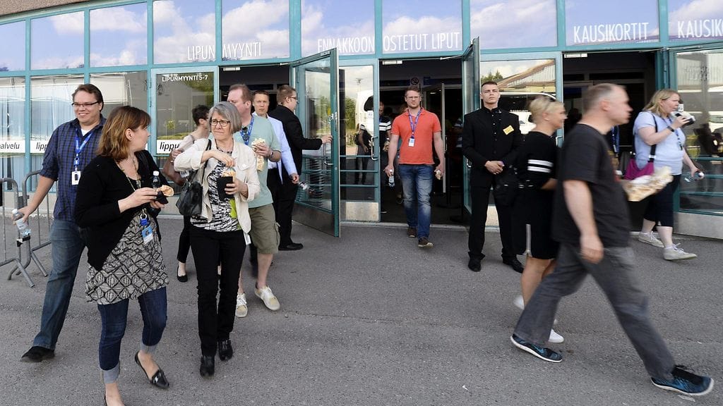 Microsoftin työntekijöitä kävelemässä ulos yhtiön tiedotustilaisuudesta Espoon Areenalta keskiviikkona 25. toukokuuta.