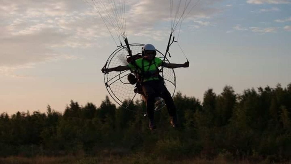 Jouni Keskisipilä on harrastanut varjoliitoa kahdeksan vuotta. - Seuraavalla kerralla otan vesipullon mukaan, jotta saan paremmin ja heti autettua nestehukkaista.
