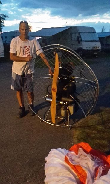 Jouni Keskispilä ja vaurioitunut varjoliidin