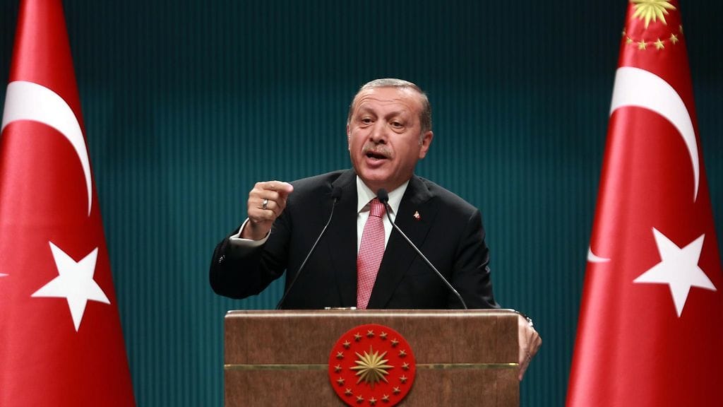 Uutistoimisto Reutersin mukaan presidentti Recep Tayyip Erdogan haluaa maan asevoimat ja tiedustelupalvelun presidentin alaisuuteen epäonnistuneen vallankaappausyrityksen takia.