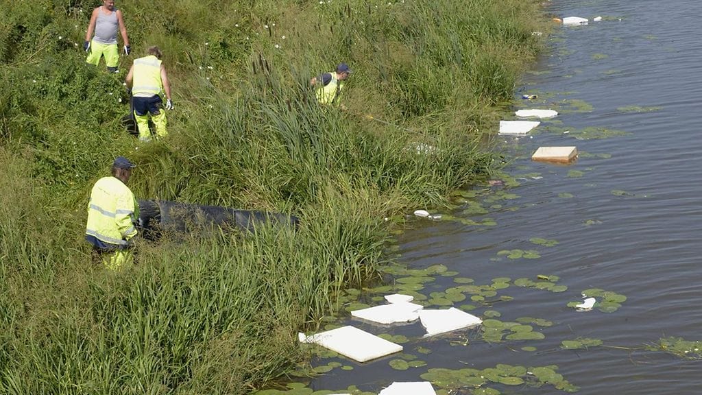 Jokavuotinen kaljakellunta jättää jälkeensä jätettä, joiden siivoaminen maksaa kaupungille kymmeniätuhansia euroja. Kuvassa vuoden 2014 satoa.