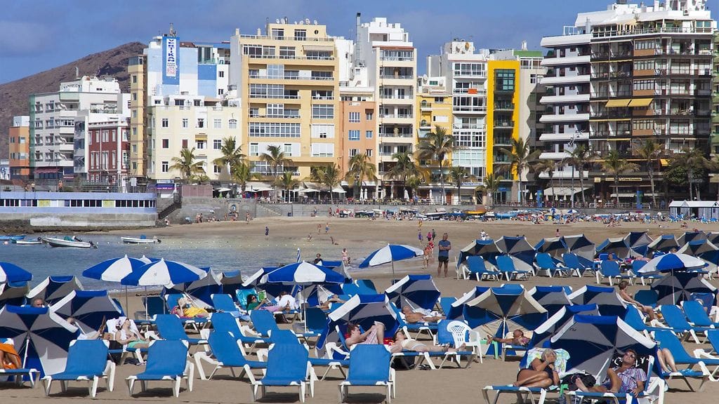 Ihmiset nauttivat auringosta Las Palmasissa, Kanariansaarilla.  Arkistokuva,