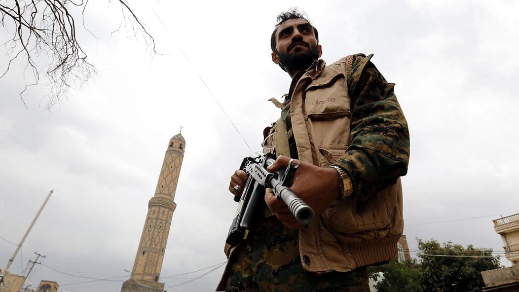 Aseistautunut mies partioi Jemenin kaduilla. Jemen on ulkoministeriön mukaan yksi pahimmista paikoista.